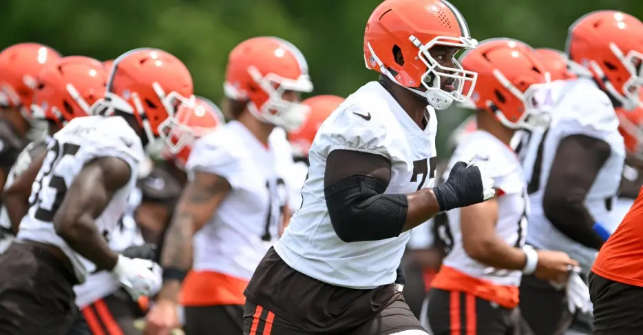 Cleveland Browns news: Talking offensive line and DE free agents