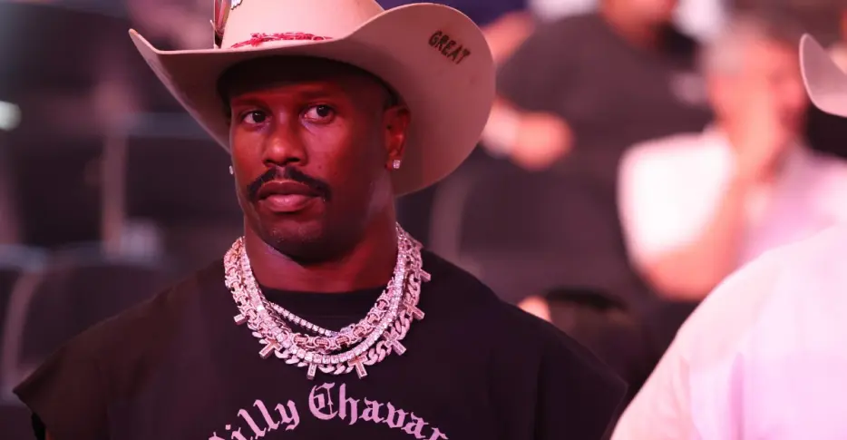 Von Miller comments about having his eye on the Raiders