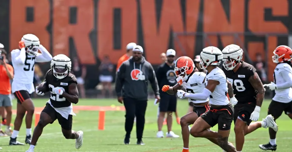 Daily Dawg Chow (7/15): Safeties. Visors. And training camp tix.
