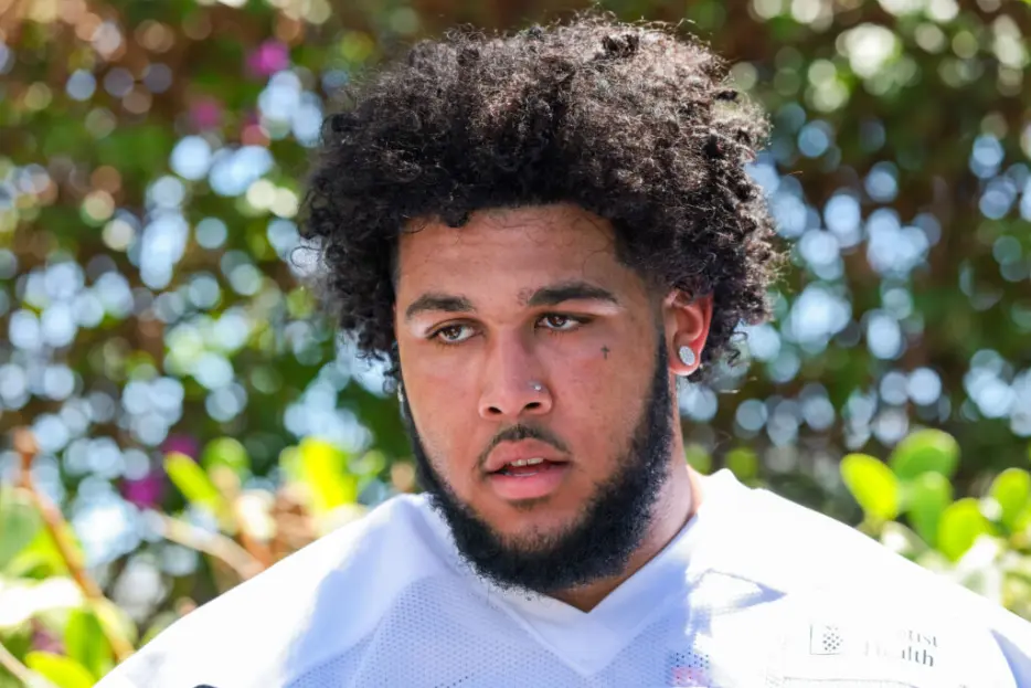 Dolphins Sign OL Kadyn Proctor To Rookie Deal