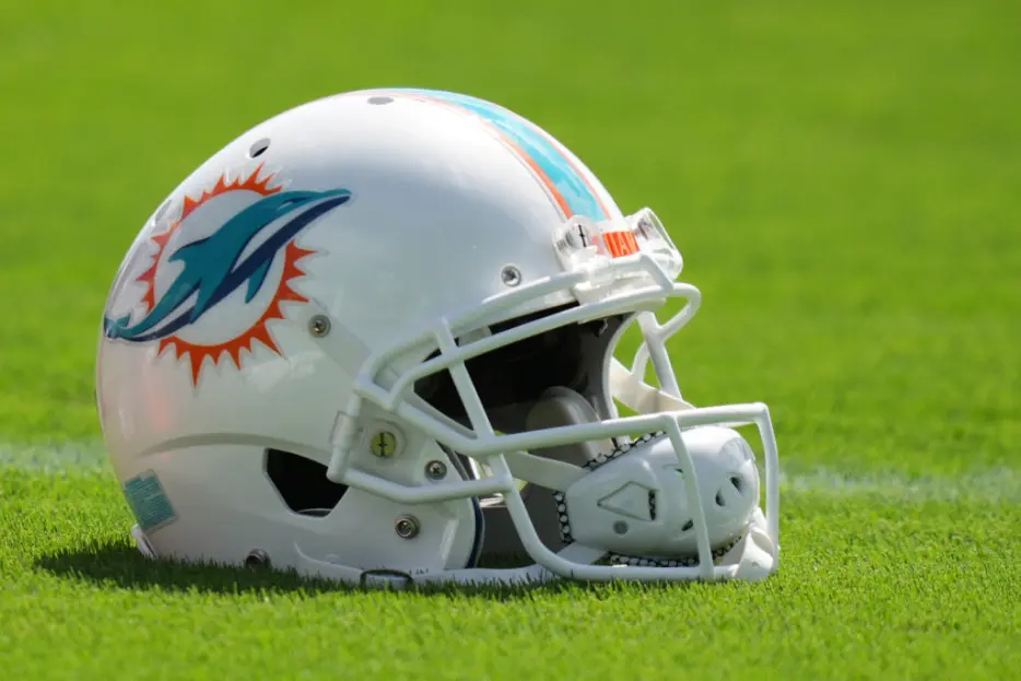 Dolphins Sign S Major Burns; Team Cuts OLs Kion Smith, Carter Warren