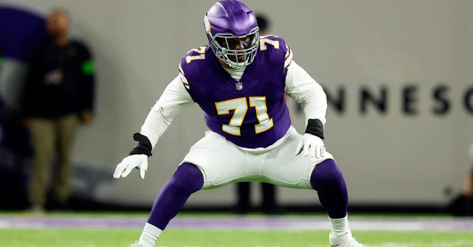 Vikings agree to contract extension with OT Christian Darrisaw