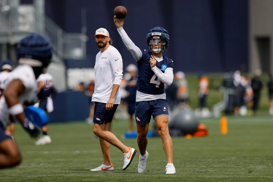 Denver Broncos Day 3 training camp: Defense sharp as offense hit and miss