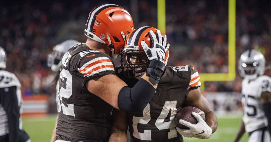 Browns teammates cheer for Nick Chubb before press conference (Video)