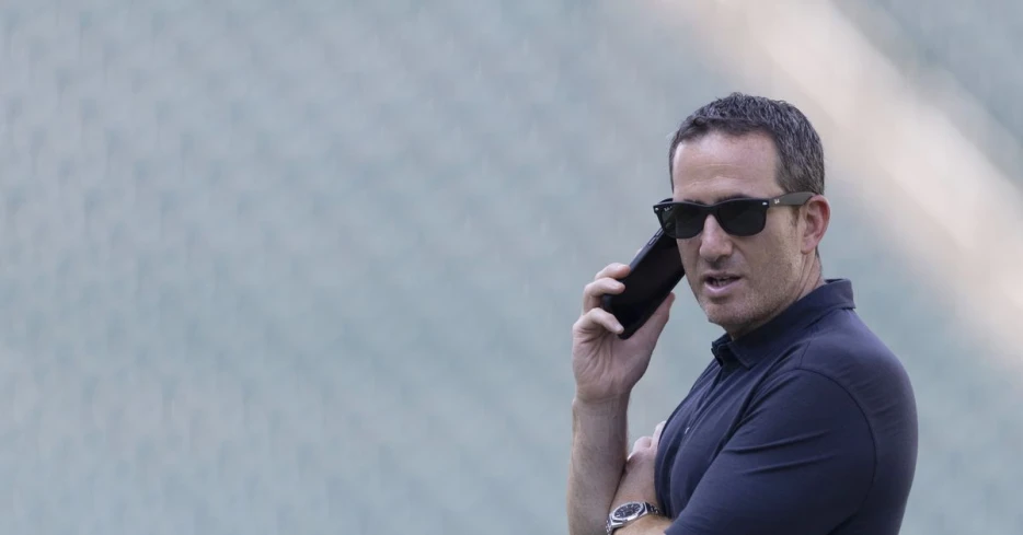 Howie Roseman should sit out the trade deadline