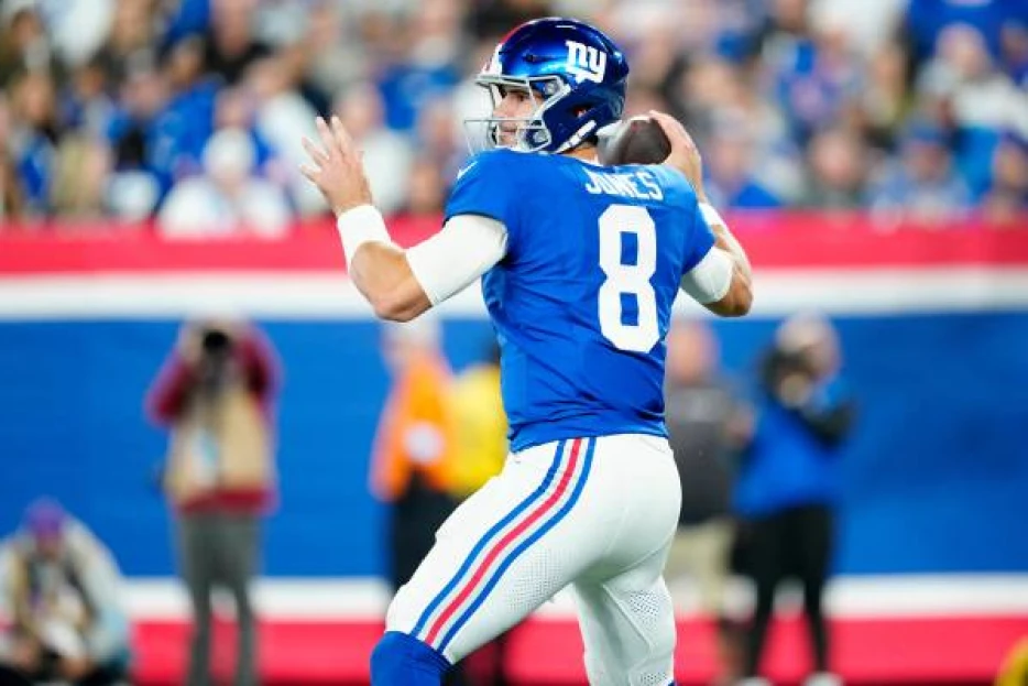 Daniel Jones putting together solid effort in Giants' latest lost season