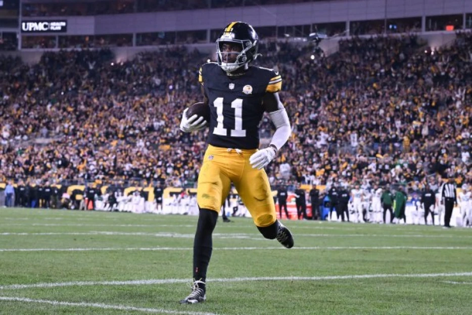 Steelers WR Van Jefferson suffers quad injury in Week 12 TNF matchup