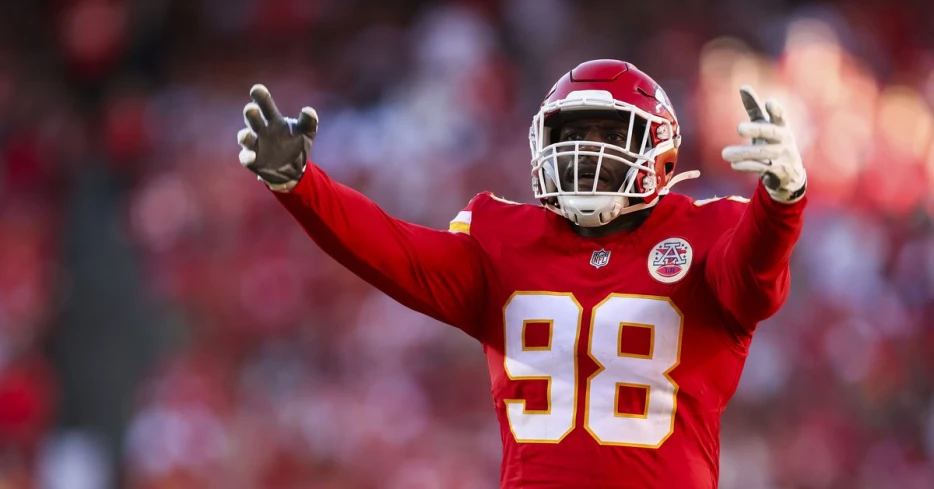 Arrowheadlines: Tershawn Whatron caught young Chiefs fan who fell from stands on Sunday