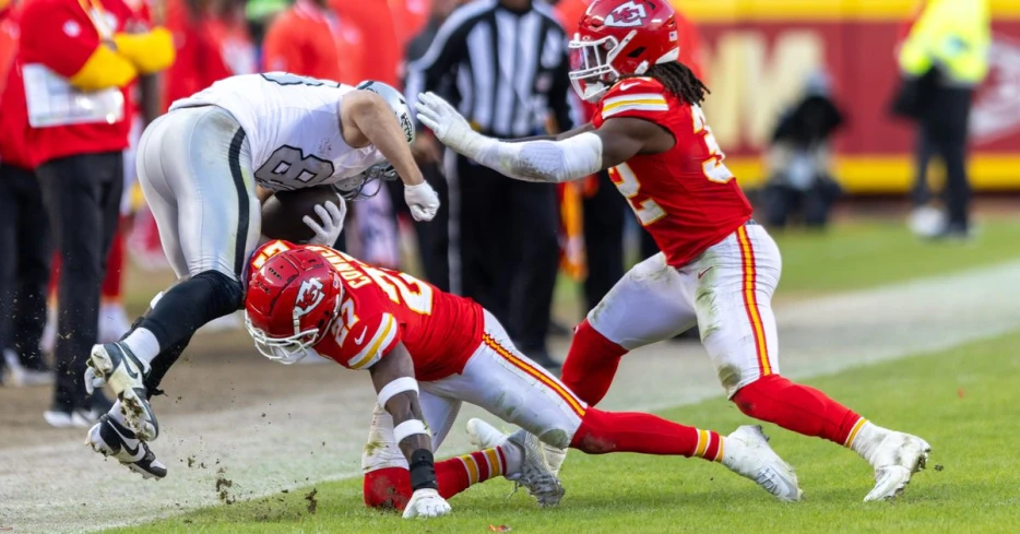 Chiefs’ defense has things to clean up after escaping Raiders