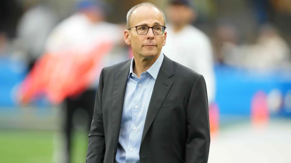 Patriots Insider Drops Interesting Nugget About Jonathan Kraft’s Note-Taking