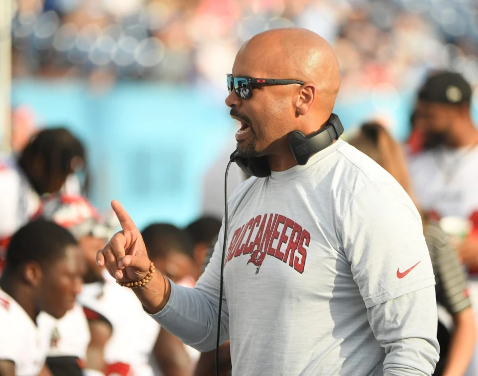 Lions Interviewing Buccaneers LB Coach Larry Foote For DC Opening