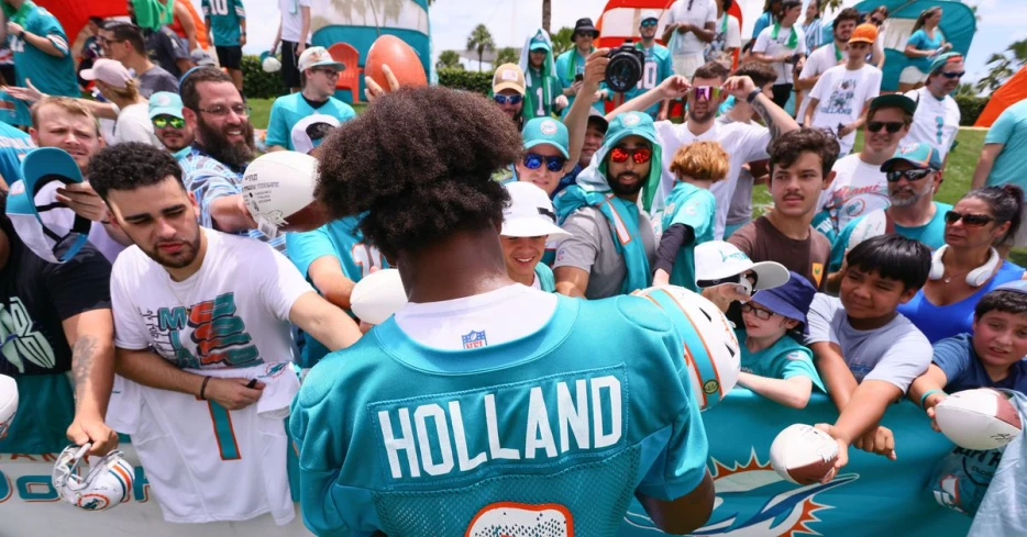 Three Miami Dolphins Players Land on Pro Football Focus’ Top-100 2025 NFL Free Agent List