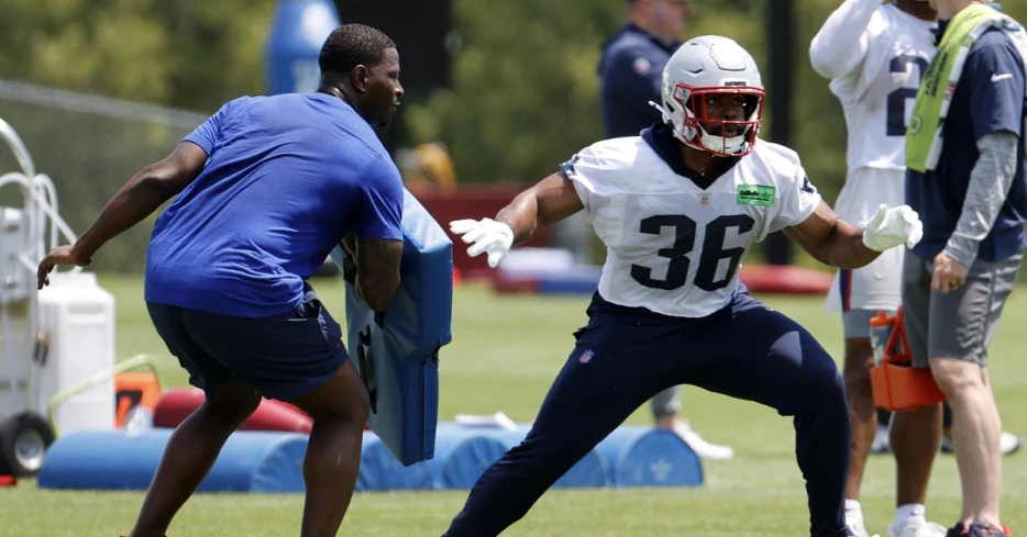 Patriots offensive assistant Omar Young to coach running backs at Senior Bowl