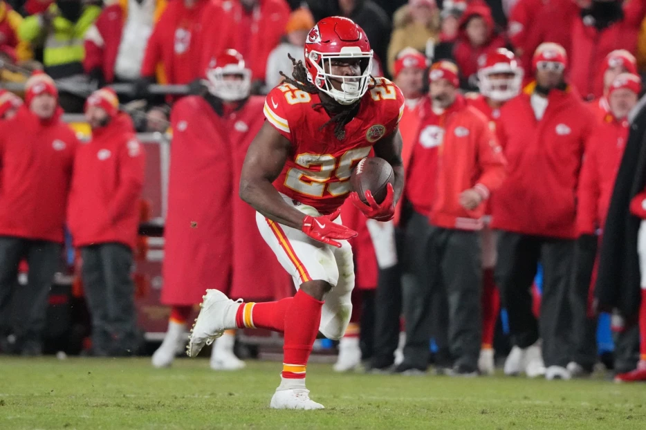 Chiefs RB Depth Chart: Who Is Kansas City’s Lead Back, Kareem Hunt or Isiah Pacheco?