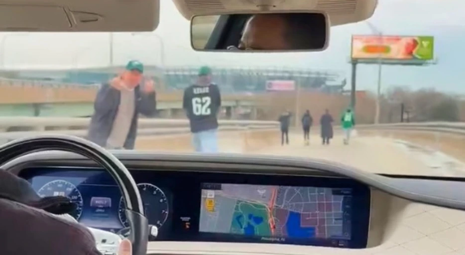 Commanders Owner Receives Double-Birds &amp; Vulgar Insults From Eagles Fans While Arriving At Lincoln Financial Field In His Car For NFC Championship Game