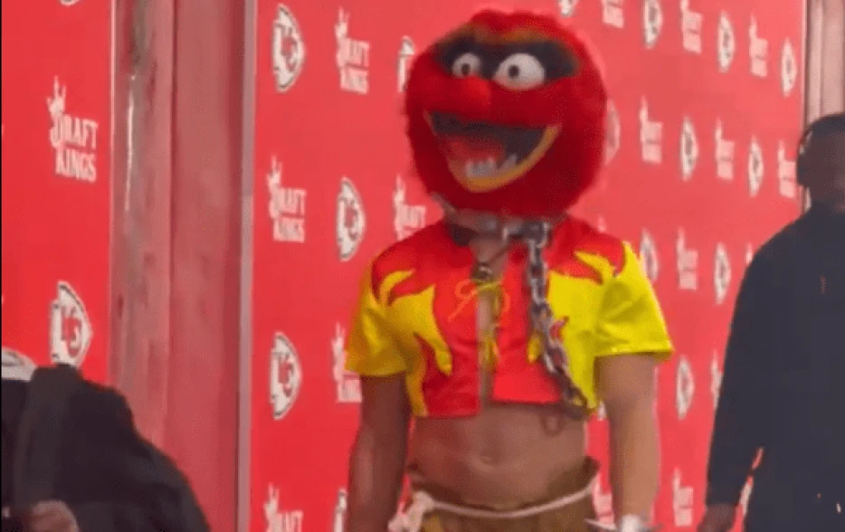 Mack Hollins arrived for Bills-Chiefs AFC title game dressed like a Muppet in a crop top