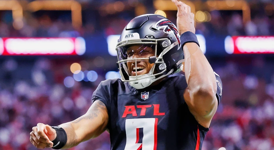 Social Media Thinks They Spotted Falcons QB Michael Penix Jr. In Incriminating Photo At The Club With 2 Drinks &amp; A Vape In One Hand, And A Female In The Other