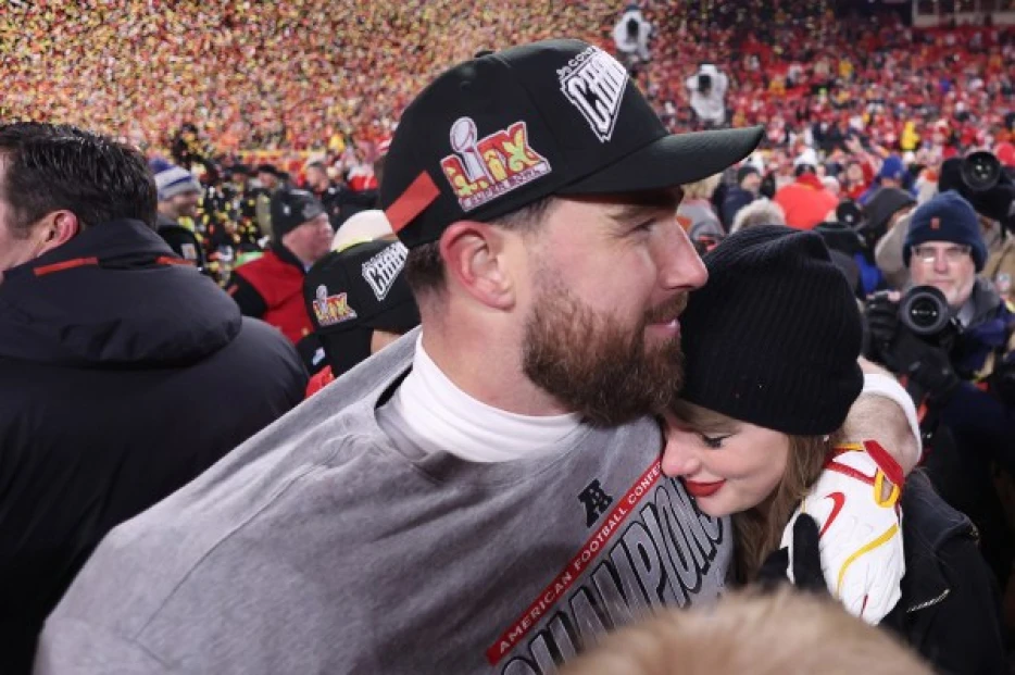 11 swoonworthy pictures of Taylor Swift and Travis Kelce on the field after Bills-Chiefs