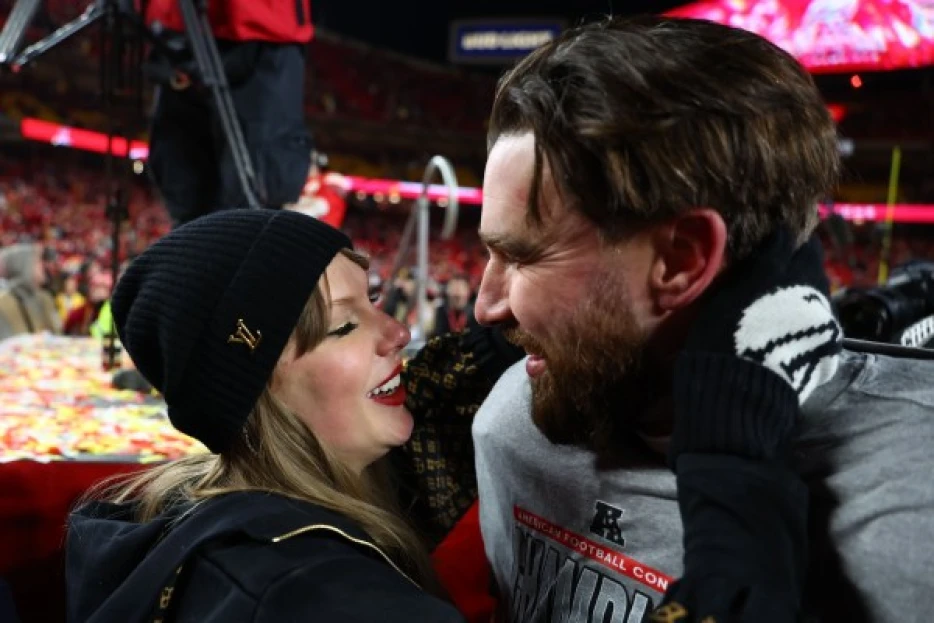 An excited Taylor Swift jumping with Travis Kelce after Chiefs win is the best video