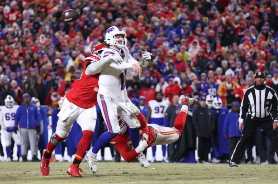 Jim Nantz and Kevin Harlan explained the phantom flag at the end of Bills-Chiefs