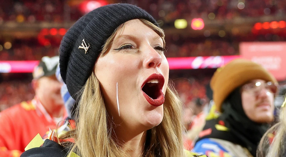 Shocking Photo Resurfaces That Has Everyone Questioning Taylor Swift’s Loyalty To The Kansas City Chiefs Ahead Of Their Super Bowl Matchup vs. The Philadelphia Eagles