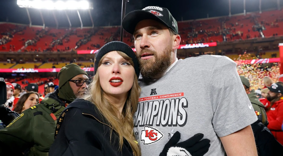 VIDEOS: Cameras Caught Travis Kelce &amp; Taylor Swift Sharing Very Intimate Moments On The Field And On Their Way To The Locker Room After Chiefs’ AFC Championship Win