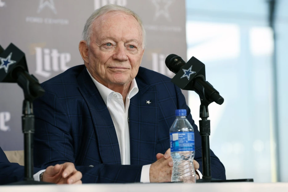 ‘When Are They Going To Cut Him Off?’ — NFL World Reacts to Jerry Jones’ Strange Rant About Himself During Brian Schottenheimer Presser