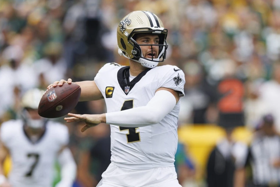 Report: Top Saints HC Candidate Kellen Moore Had Initial Reservations Due To Not Viewing Derek Carr As Long-Term QB