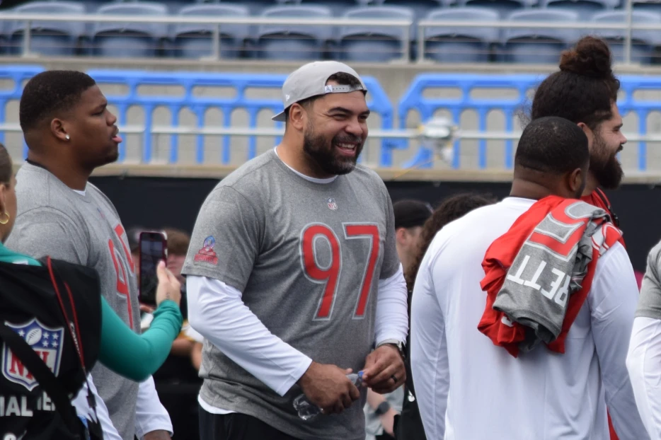 Watch: Steelers DT Cam Heyward Hilariously Passes Time During Pro Bowl Games