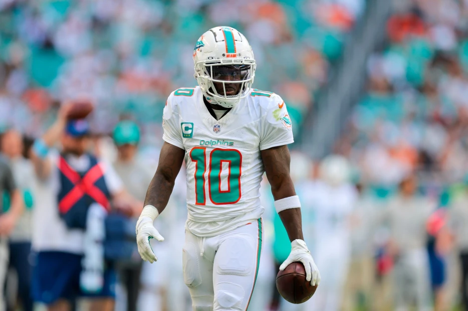 After Resolving Trade Demand, Dolphins Superstar Tyreek Hill’s Camp Sends Strong Message to Miami’s Front Office