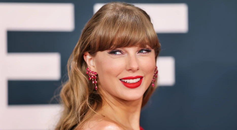 “Crushing Skulls Between Her Thighs”: Social Media Had Plenty To Say After Photographer Captured Closeup Of Taylor Swift’s Incredibly Toned Legs In Short Dress