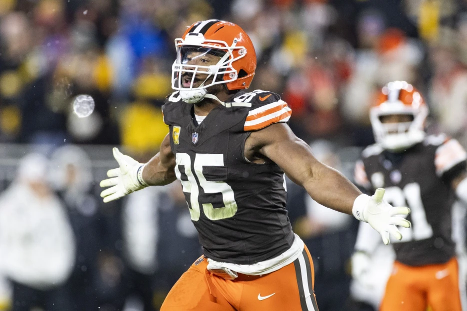 NFL Legend Jerry Rice Makes Feeling Clear on Whether 49ers Should Pursue Browns Star Myles Garrett After Trade Request