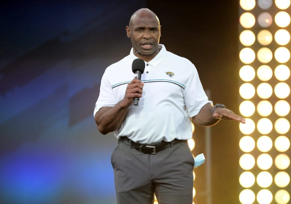 Buccaneers To Hire Charlie Strong