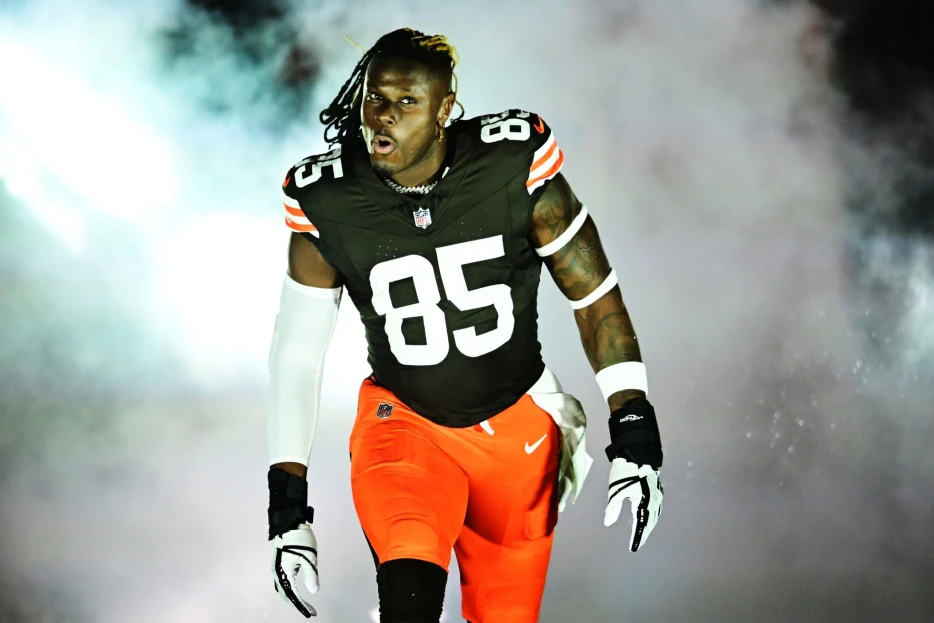 Browns Star David Njoku Sends 7-Word Message to Myles Garrett Urging Him To Stay in Cleveland