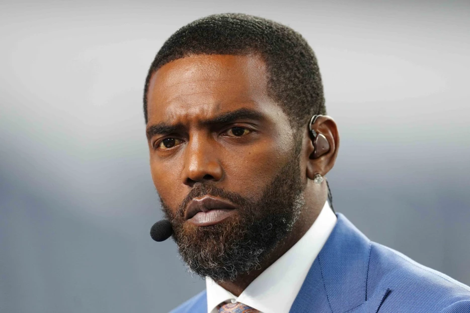 NFL Legend Randy Moss Breaks Down in Tears After Emotional Return To Cover Super Bowl After Hard-Fought Battle With Cancer