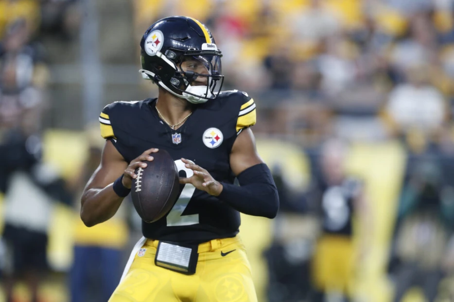 Support In Steelers’ Building For Retaining Justin Fields Over Russell Wilson?