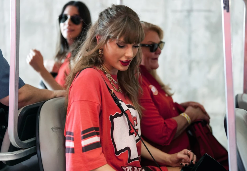 Watch: Take a Tour of Taylor Swift’s Suite at Caesars Superdome for Chiefs-Eagles Super Bowl Clash