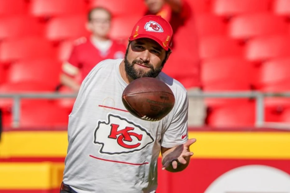 Who is Porter Ellett, the Chiefs' assistant coach with one arm?