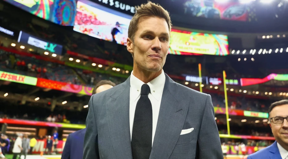 Cameras Caught Tom Brady Rocking $800,000 Luxury Watch While Calling Super Bowl 50 On FOX