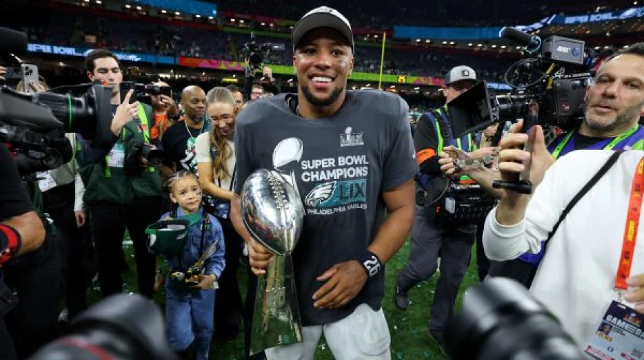 Giants nightmare season ends with Saquon Barkley hoisting Lombardi Trophy for Philly