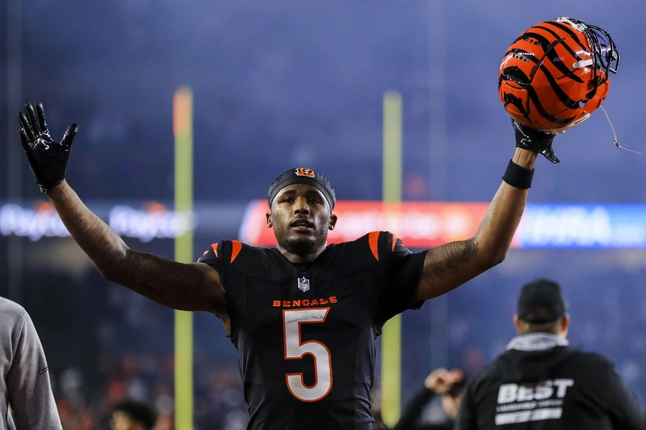 Tee Higgins’ Mom Sends 5-Word Message With Bengals WR’s Future Up in the Air