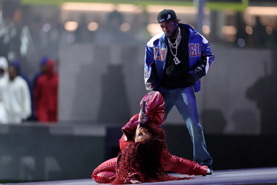 ‘Worst Halftime Show of All Time,’ ‘Absolutely Sensational’ – Fans Have Mixed Reactions to Kendrick Lamar’s Polarizing Super Bowl Performance