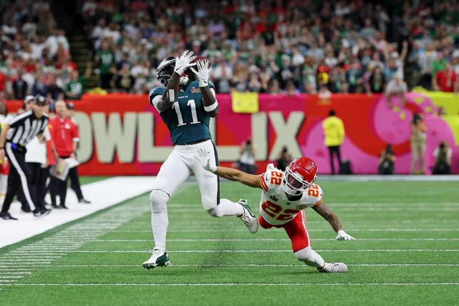 ‘Would Never Be Called Against Kansas City’ – NFL Fans Left Furious After A.J. Brown Gets Penalized Early in Super Bowl vs. Chiefs