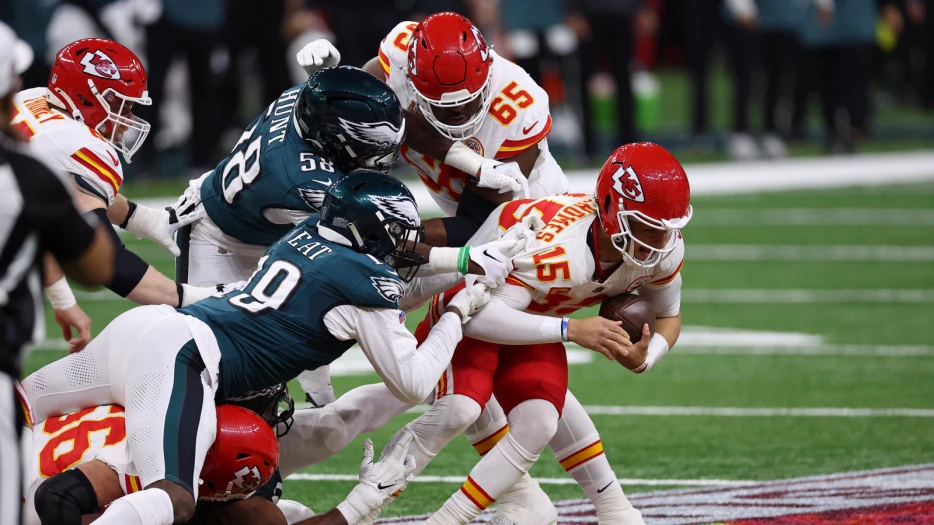 Philadelphia Eagles Linebacker Jalyx Hunt Came Within Inches Of Striking Referee In Face