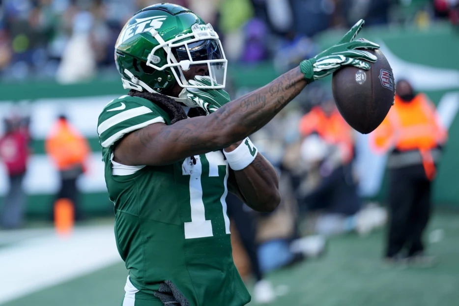 NFL Insider Reveals 2 NFL Teams Davante Adams Is ‘Intrigued By’ Amid Rumors of Jets Breakup