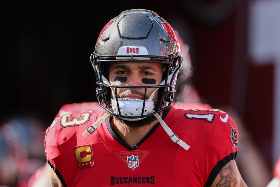 Buccaneers Superstar Mike Evans Sends 6-Word Message to Bucs’ Front Office About Myles Garrett’s Trade Request