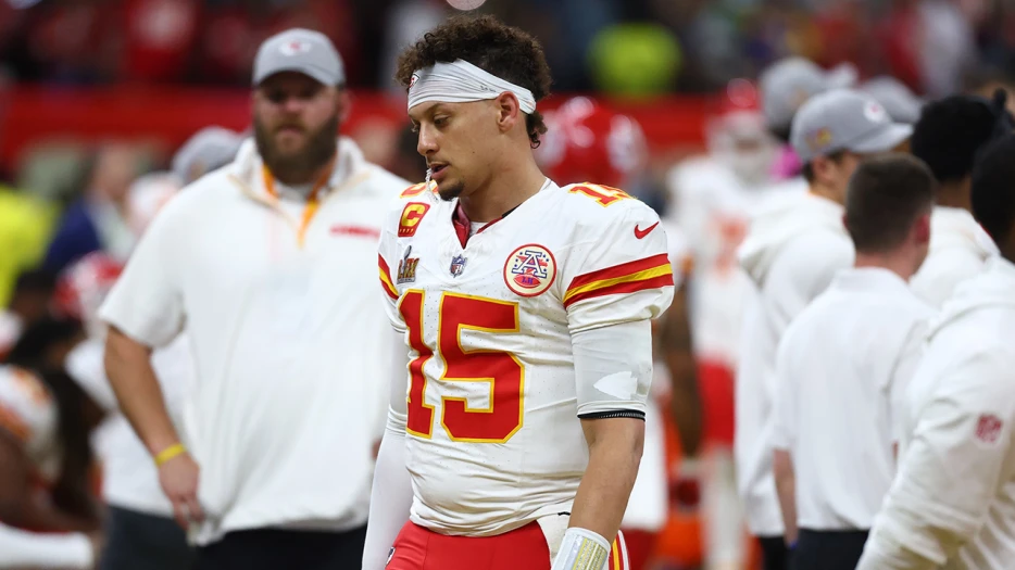 New Angle Of Patrick Mahomes’ Handshake Snub  Shows How He Walked Right Past Samaje Perine