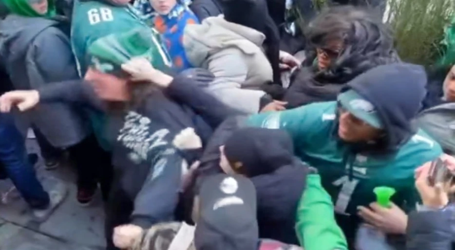 Cameras Caught Eagles Fans Fighting Each Other While One Of Them Was Holding A Baby During Super Bowl 59 Parade