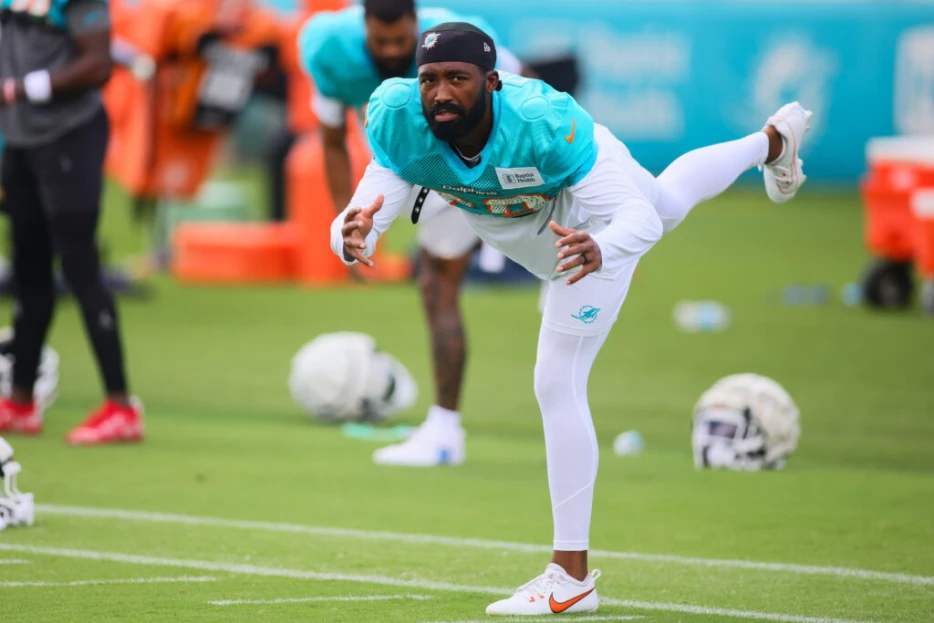 Dolphins Cut Kendall Fuller, Durham Smythe