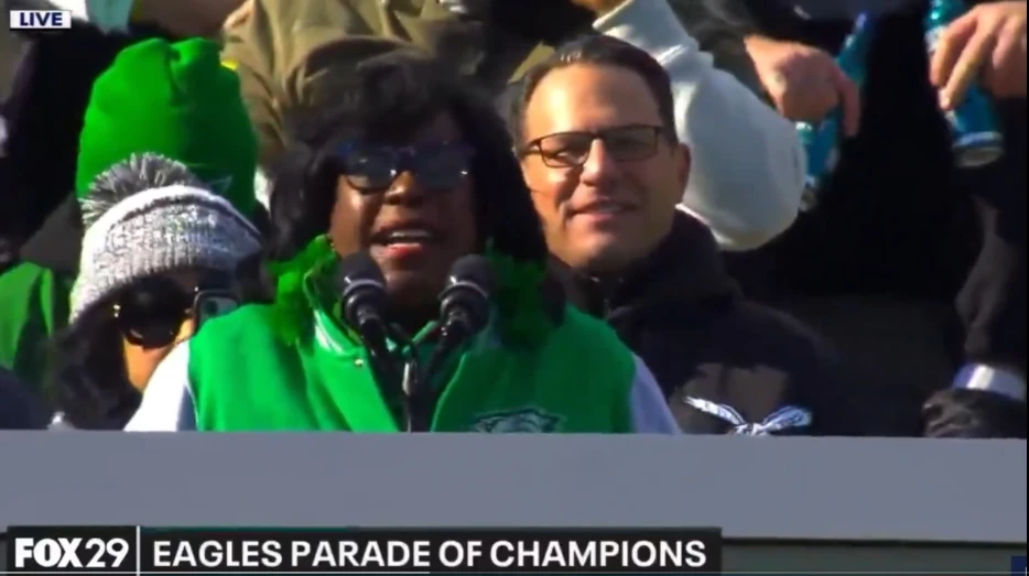 Eagles Fans Chant “Wrap it Up” While Mayor Parker Rambles